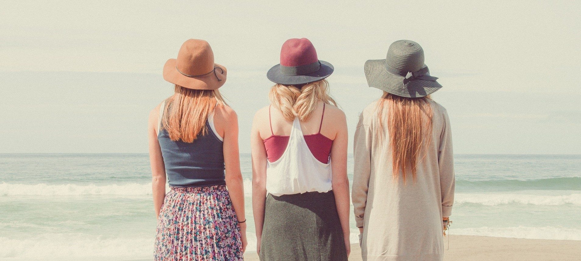 Frauen mit Hut am Strand
