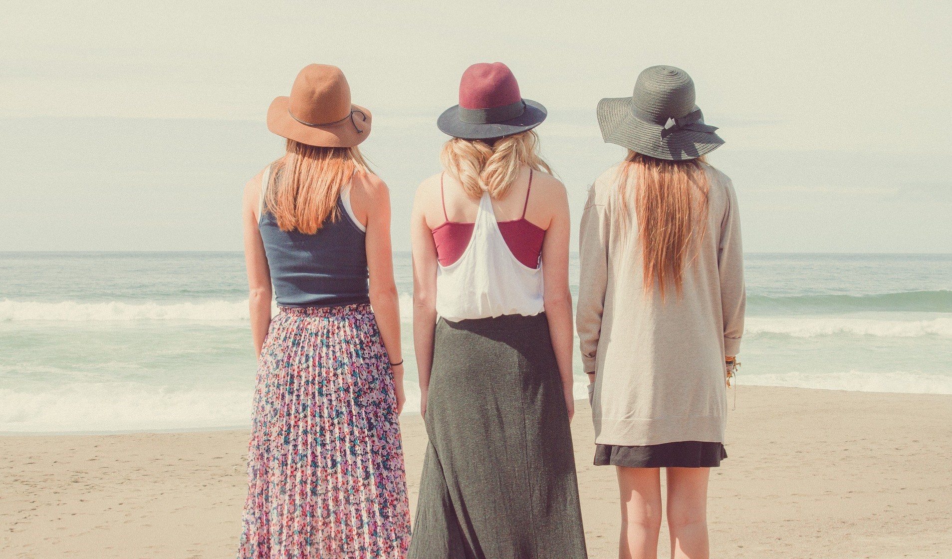 Frauen mit Hut am Strand